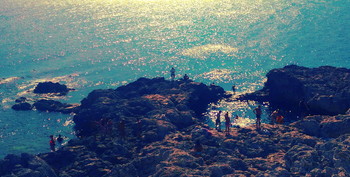 У Чаши Любви / На дне Чаши Любви лежит камень из Каны Галилейской.Того самого места,где Иисус превратил воду в свадебное вино. По традиции это место счастливое для всех влюблённых.Тому,кто прикоснётся к этому камню,он принесёт удачу Любви-гласит табличка на скале у ЧАШИ ЛЮБВИ.