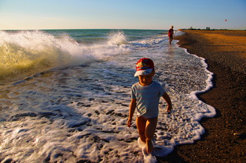 Побег / Малыш оставил далеко позади присматривающую за ним бабушку и помчался по берегу Чёрного моря с удовольствием шлёпая босыми ножками по выплёскивающейся морской пене...-ДОГОНЯЙ!!!