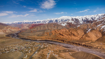 Гежиге / Небольшой перевал на Памирском тракте возле селения Кичи-Каракол на пути в Алайскую долину