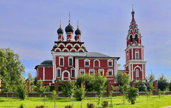 Храм Казанской Иконы Божией Матери в Котельниках. / Каменная Церковь на высоком подклете, с пятью изящными главками и двумя ярусами кокошников была построена в 1683—1684 гг. мастерами Каменного приказа — .В начале XIX в. храм подвергся реконструкции. По приказу нового владельца села, князя С.М.Голицына, была возведена новая четырехъярусная колокольня по проекту А.О.Жилярди.
Все позднейшие перестройки внутри и снаружи храма устранены и по переданным из Швейцарии чертежам А.О.Жилярди восстановлены разобранные этажи, звонница и шатер колокольни.