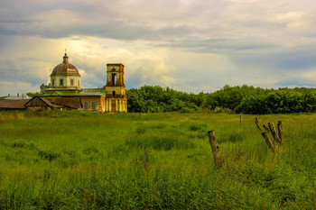 Перед дождём / Церковь Рождества Христова была построена в 1844 году. село Оркино, Саратовская область.