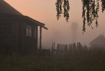 Светает ... / "Я встал и трижды поднял руки.
 Ко мне по воздуху неслись
 Зари торжественные звуки,
 Багрянцем одевая высь ..."
 А.Блок