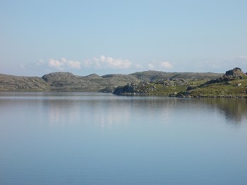 Лето на Кольском п-ве / Крайний Север-часть территории России,расположенная к Северу от Полярного круга.Включает арктическую ледяную зону,тундру,лесотундру и часть тайги.На территории множество рек,впадающих в Баренцево море, и дальше в Северный Ледовитый океан,есть многокаскадный водопад,озёра.Развивается туризм,очень хорошая рыбалка, в т ч на сёмгу.