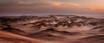 Рассвет в пустыне / Национальный парк Берег Скелетов, Намибия. Одно из самых безлюдных мест на планете, на сотни километров нет никакого жилья и дорог.