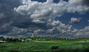 Нависли облака / Окраина села,облака