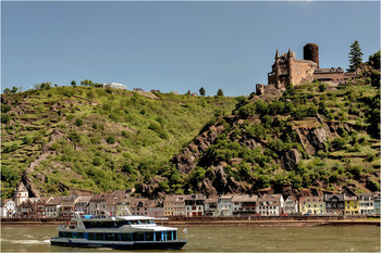 Прогулка по Рейну / Замок Катц(Burg Katz) расположен на правом берегу Рейна над городком Санкт-Гоархаузен. На самом деле он носил имя Замок Neukatzenelnbogen, но местные жители упростили название , переименовав его в Burg Katz . Замок строился с 1360 по 1371 год графом Katzenelnbogen. Причиной строительства , вероятно, было возведение рядом архиепископом Трира , политическим противником семьи Katzenelnbogen другого замка , который позже был назван замок Маус (Burg Maus) . Кроме того , вместе с замком Rheinfels на другой стороне Рейна , Neukatzenelnbogen составлял сеть замков , которые укрепляли могущество семьи Katzenelnbogen на юго-западе Германии.