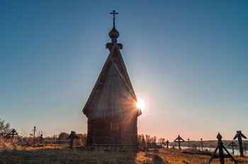 Деревянная церковь и солнце. / ...