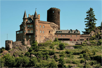 Замок Катц (нем.Burg Katz) / Замок Катц (нем.Burg Katz) стоит на выступе скалы на берегу реки в прекрасной Долине Среднего Рейна. Из окон и со стен замка открывает завораживающий вид на окрестности и прекрасную долину Рейна, внесенную Юнеско в список Всемирного наследия. Недалеко от замка Катц находится его собрат, замок Маус (нем.Burg Maus), а на противоположном берегу расположены руины крепости Райнфельс (нем.Burg Rheinfels). Замок Катц был построен около 1371 года по распоряжению графа Вильгельма II Катценельнбогена (нем.Wilhelm II Katzenelnbogen), который назвал его своим именем – Катценельнбоген. Это название показалось народу слишком трудным и замок стали называть Катц (Кошка).