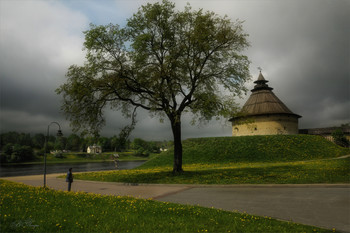 Прогулки по Пскову / Покровская башня и холм - остатки Покровского бастиона 1701 года