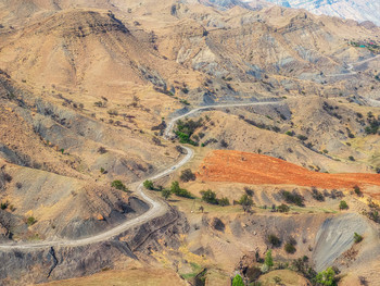 Дорога через красные горы. / Живописный горный Дагестан.