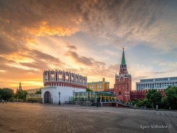 На рассвете / Кутафья и Троицкая башни Московского кремля.