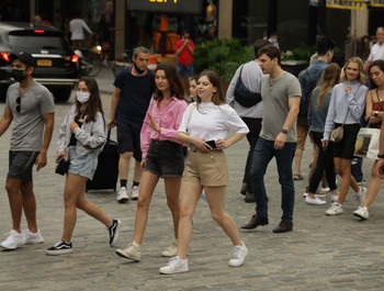 Через дорогу / ***