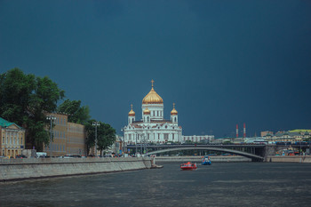 Храм Христа Спасителя / Кафедральный собор Русской православной церкви, расположенный в Москве на улице Волхонке. Существующее сооружение, построенное в 1990-х годах, является воссозданием одноимённого храма, разрушенного в 1931 году.