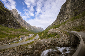 На горной дороге &quot;Лестница троллей&quot;. Олесунн. Норвегия. / Дорога названа &quot;Лестницей троллей&quot;, т.к. в горах вьется лентой ступенями.