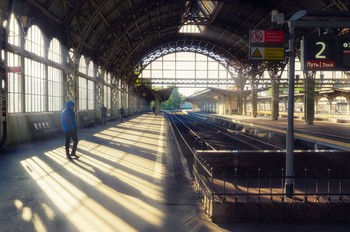 Витебский вокзал / Осеннее утро на Витебском вокзале в Петербурге