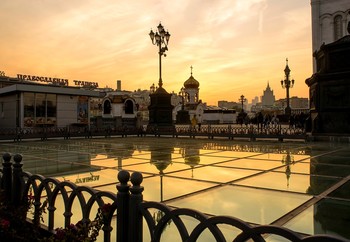 Вечер / У храма Христа Спасителя