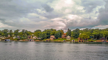 Парк 1000 островов, Канада - 2 / Национальный парк «Тысяча островов» расположен на одноименном архипелаге, что тянется вдоль границы Канады и Соединенных Штатов Америки. Парк протянулся на восемьдесят километров вдоль реки Святого Лаврентия вниз от Кингстона (провинция Онтарио). На самом деле островов здесь порядка двух тысяч — с учетом тех, что принадлежат Америке — большая часть их покрыта густыми зарослями, но есть и совсем бесплодные каменные клочки суши в воде, но к списку островков архипелага относят лишь те, которые на протяжении всего года не затапливаются водой и имеют на своей поверхности как минимум два растущих дерева.