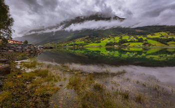 Жизнь в поселке Гейрангер. Норвегия. / Низкие облака в горах поселка Гейрангер.