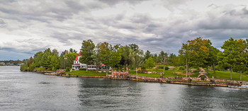 Парк 1000 островов, Канада - 3 / Национальный парк «Тысяча островов» расположен на одноименном архипелаге, что тянется вдоль границы Канады и Соединенных Штатов Америки. Парк протянулся на восемьдесят километров вдоль реки Святого Лаврентия вниз от Кингстона (провинция Онтарио). На самом деле островов здесь порядка двух тысяч — с учетом тех, что принадлежат Америке — большая часть их покрыта густыми зарослями, но есть и совсем бесплодные каменные клочки суши в воде, но к списку островков архипелага относят лишь те, которые на протяжении всего года не затапливаются водой и имеют на своей поверхности как минимум два растущих дерева