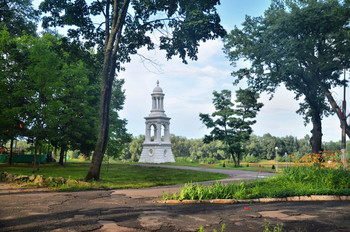 В старинном парке / одна из достопримечательностей Наровли -альтанка первой половины 19 века