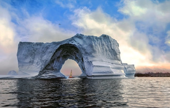 Ласточка, яхта Пётр 1 и большой большой айсберг ... / Западная Гренландия - снято с моторной лодки Касатка ...