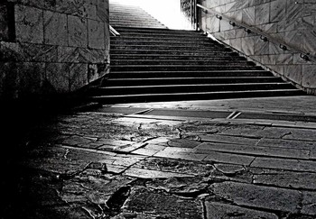 В подземном переходе.. / ТАМ? не было ремонта 25 лет!