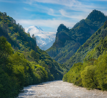 Сказочная страна / Когда видишь такие пейзажи, прям около дороги, кажется, что въезжаешь в горную сказку – бурная река Кубань, изумрудные леса, скальные обрывы и над всем царствует белоснежный Эльбрус! 
Карачаево-Черкесия. Июнь, 2021.
Из фотопроекта «Кавказ без границ».
