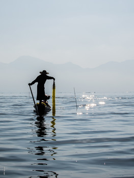 &nbsp; / Pescando por la mañana en el lago Inle. Diciembre 2019.