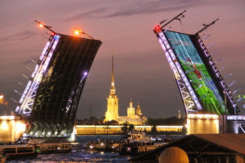 Разводной мост / Дворцовый мост
Разводной мост через реку Неву в Санкт-Петербурге. Соединяет центральную часть города и Васильевский остров. Длина моста - 250 м, ширина - 27,7 м.