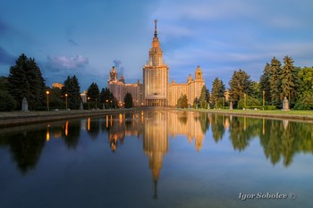 От заката до рассвета / Главное здание МГУ утром и вечером / The main building of Moscow State University in the morning and in the evening