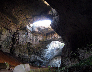 В пещере / Деветашка пещера открыта в 1921г. Ее длина 2442м, высота 60м, площадь 20400кв.м. Пещера известна 7 отверстиями наверху /называемыми-окна/, которые освещают центральную часть зала.. Из них две с формой глаз-&quot;Глаза Бога&quot;.