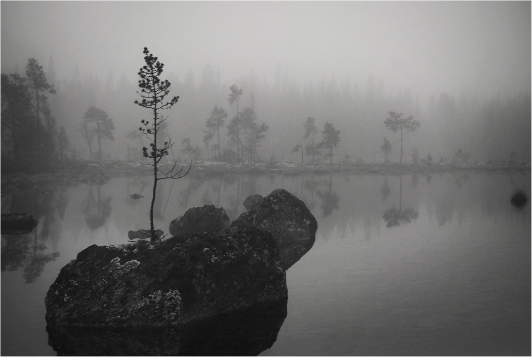 На данной фотографии. Туман вечность. Озеро вечности. Черно белые пейзажи с камнями водоёмов итуманом. Черно белое фото загадки природы.