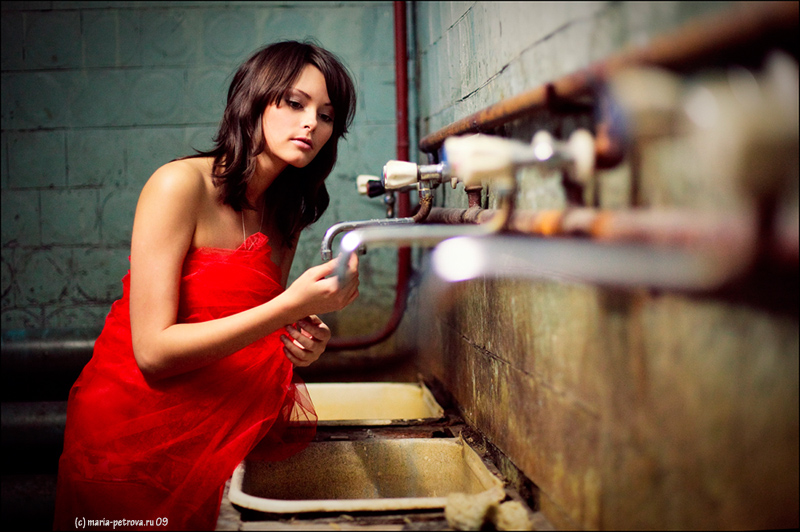 Женщина чинит кран. Девочка кран. Девушка с водой на кухне. Девушка пьет воду на кухне. Смеситель и девушка.