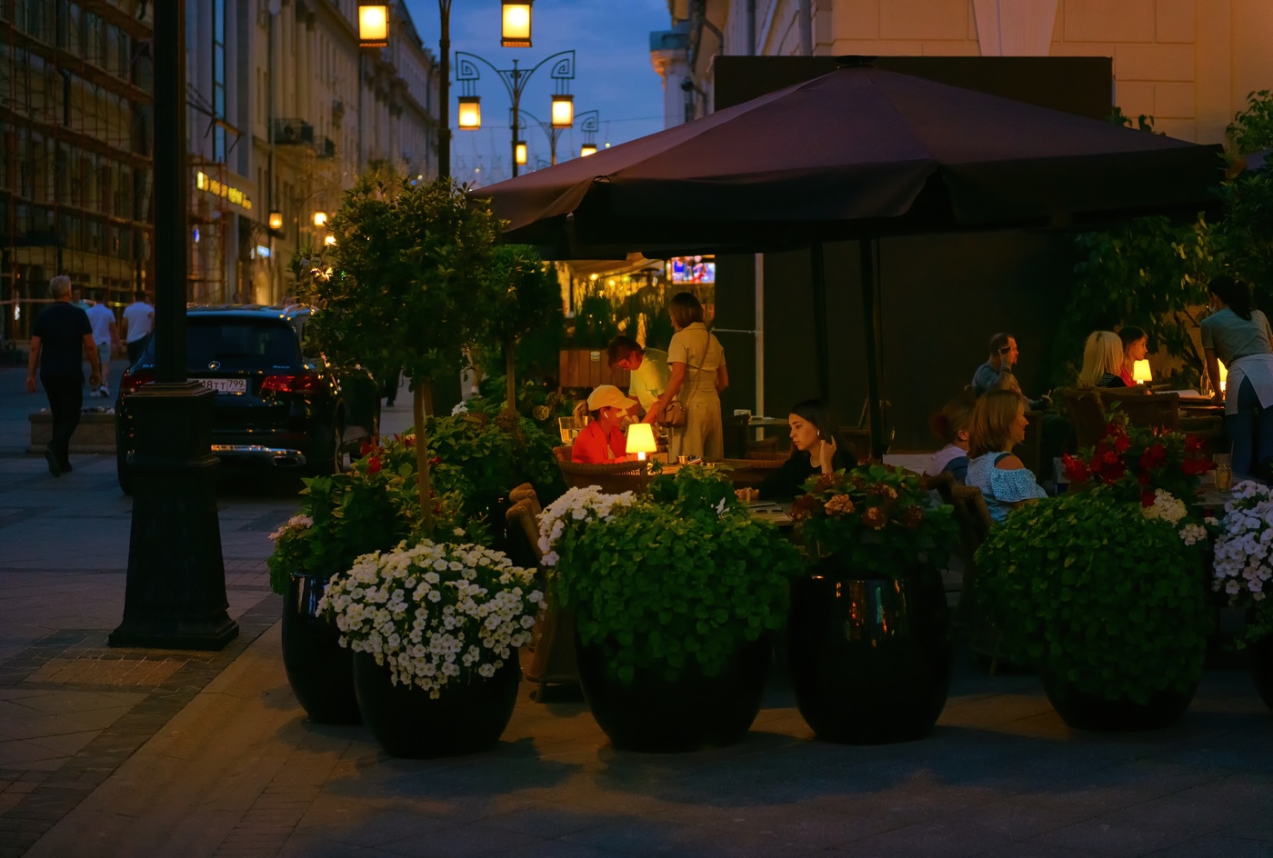 Кафе вечера фото. Вечернее кафе Москва. Вечер в кафе. Кафе на улице вечер. Московские кафе вечером.