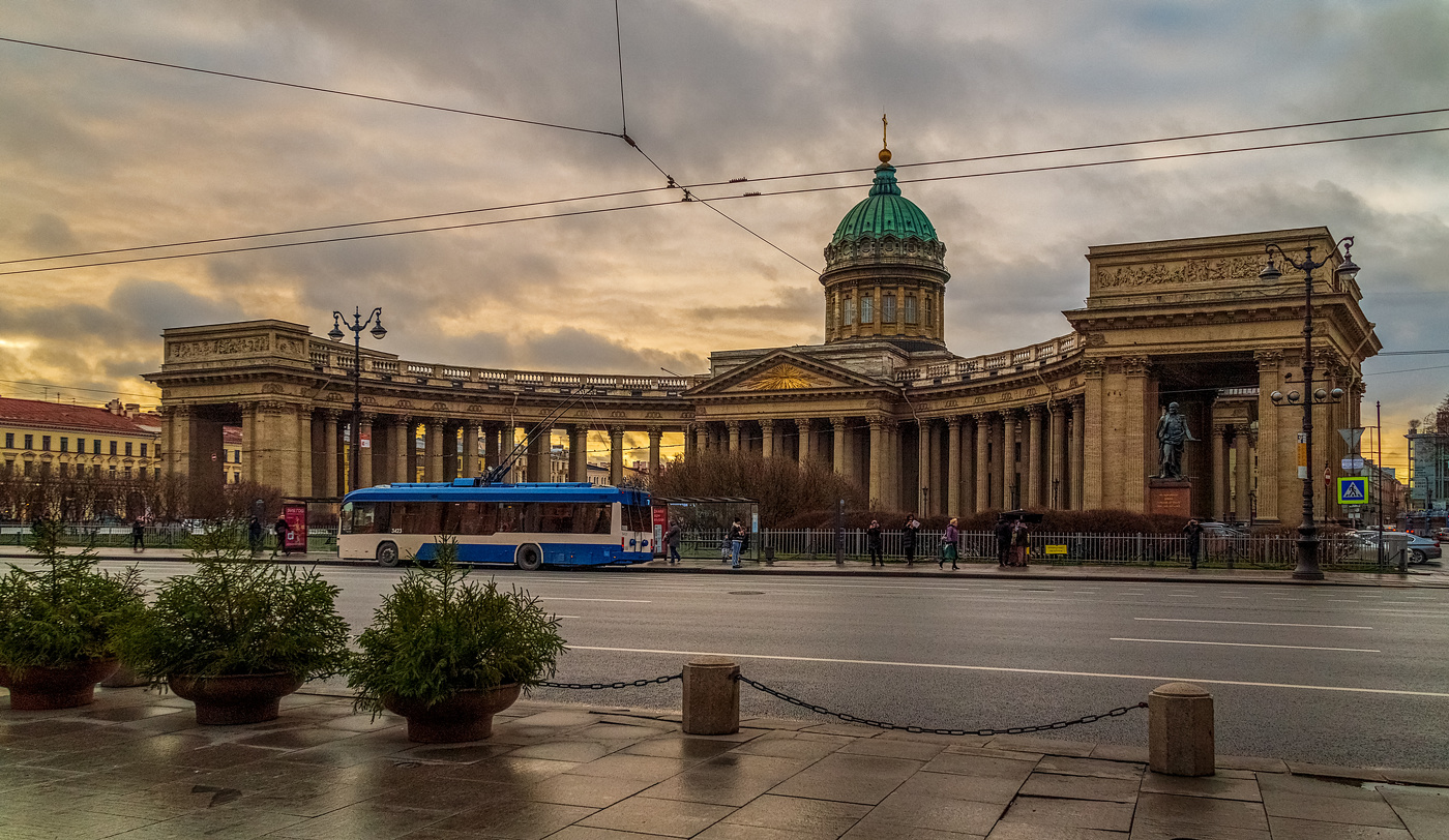 Петербург 8. Казанский собор СПБ ангел. Казанский собор СПБ днем. Ангелы Казанского собора в Санкт-Петербурге. Питер сейчас фото.