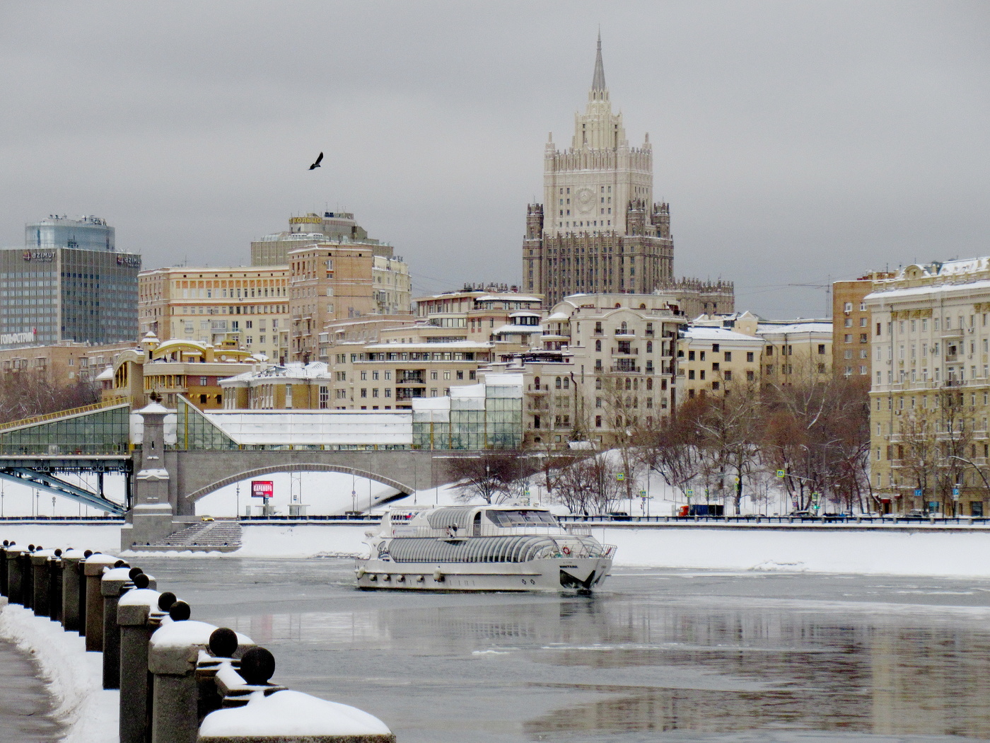 Москва река зимой. Снежная Москва река. Зимняя навигация по Москве реке. Навигация зимой по Москве реке.