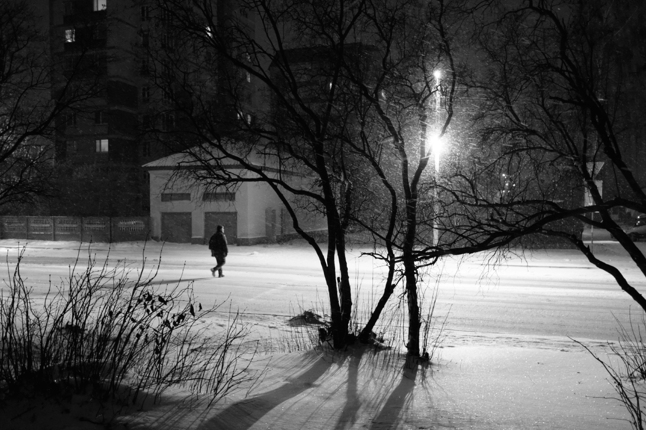 Вечер 21 6. Снегопад фонарь. Фотографии ч/б городские пейзажи Рубцовск. Осень первый снег туман ч/б.