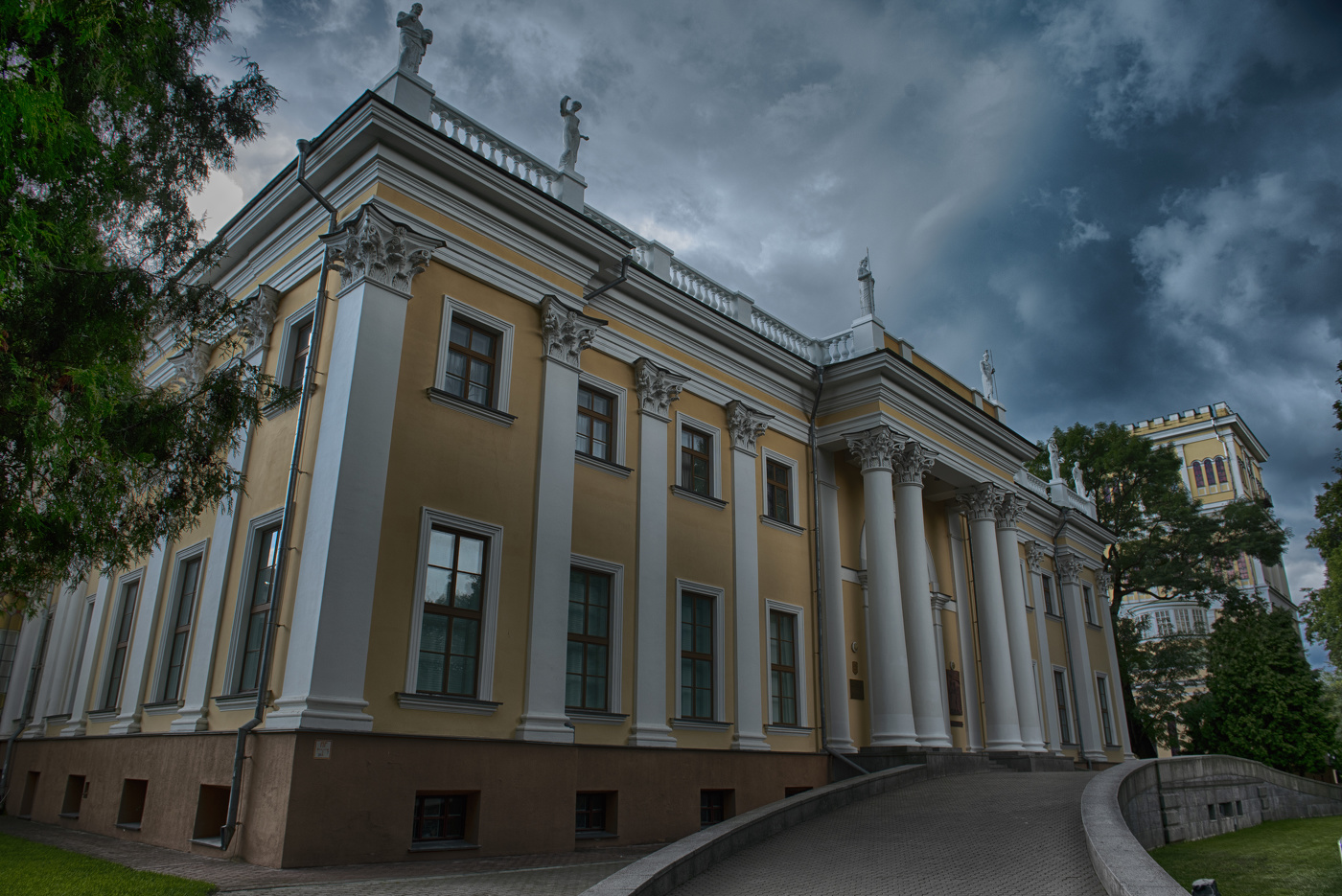 Дворец румянцевых и паскевичей в гомеле. Дворец Румянцевых и Паскевичей в Гомеле зимой.