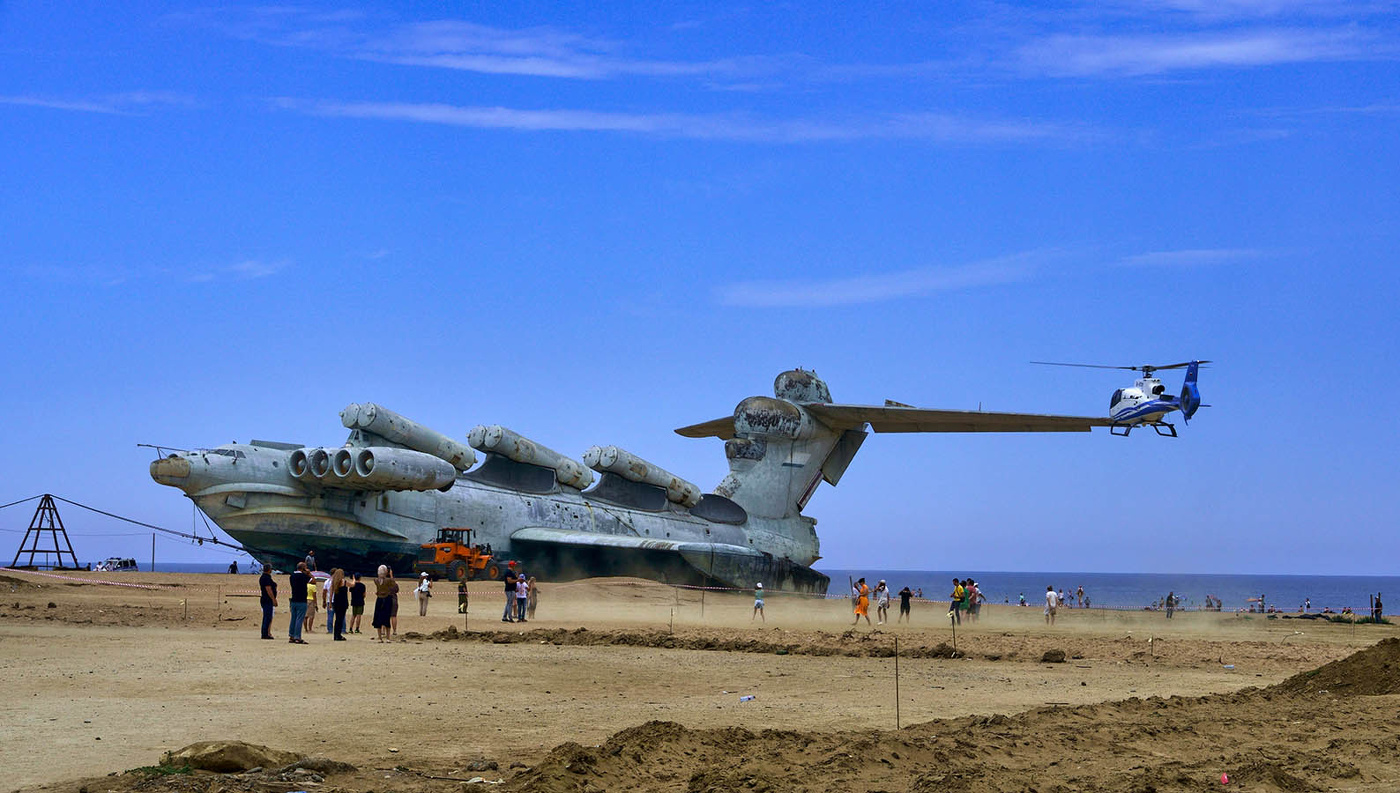 Самолет в дербенте на море. Каспийский монстр экраноплан Дербент. Экраноплан Лунь в Дагестане. Дагестан Дербент экраноплан Лунь. Лунь экраноплан в Дербенте.