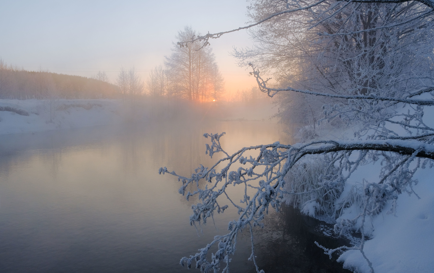 Несмотря на морозы река еще. Зимний рассвет. Зима река иней. Мороз рассвет.