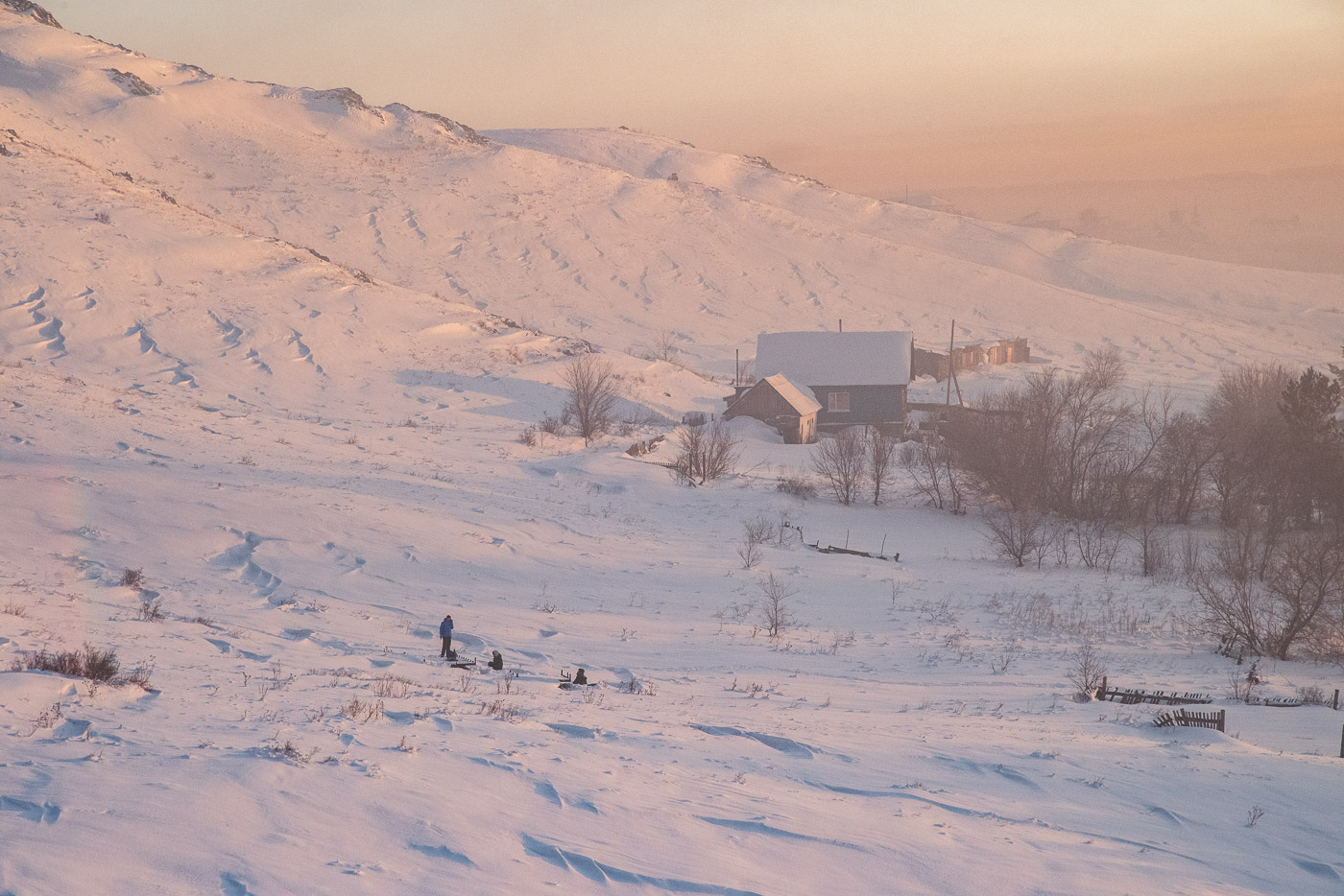 торгашинский хребет закат. южно сахалинск природа зима. фото зимние деревья с капающими сосульками. зима холодная и сухая снега на сопках. зима холодная и сухая снега на сопках.
