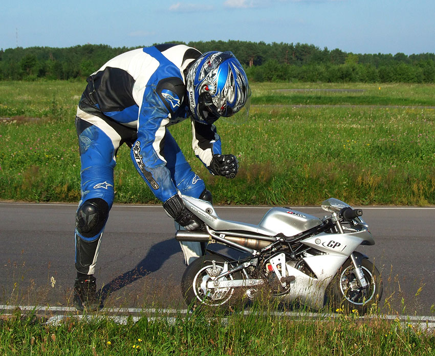 детский мотоцикл харлей дэвидсон. мини байкеры. мини байкеры. маленький мотоцикл для взрослых. Harley davidson sportster 883 байкер.