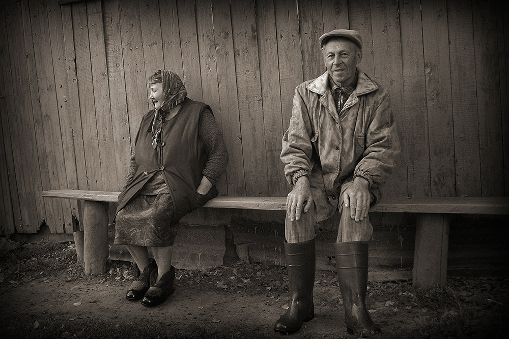 Русский мужик с женой видео. Сельский фотоальбом. Деревенские люди муж жена фото. Картинки с деревенскими бабами и мужиками 20 век. Деловые мужчина и женщина в деревне.