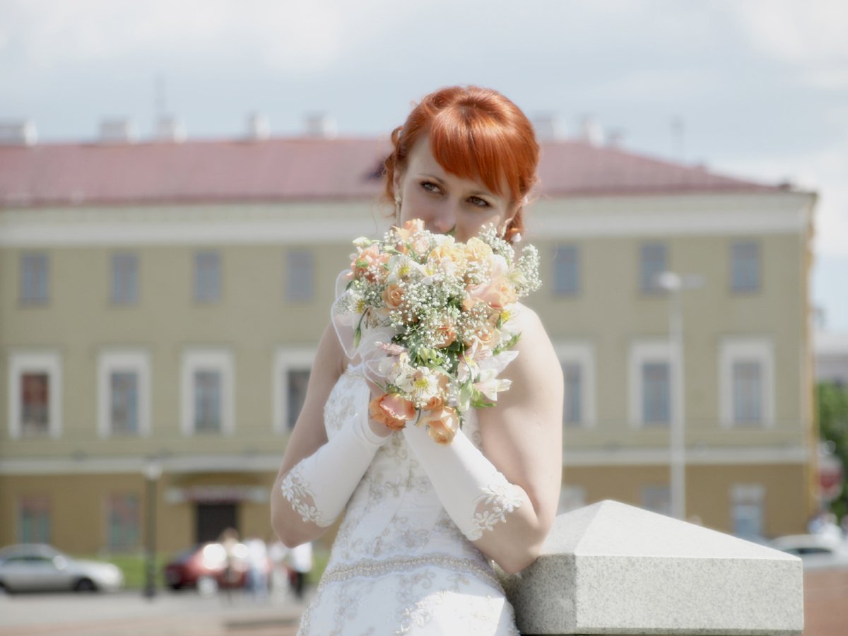 Свадьба автор. Невеста с севера. Фотосессия с букетом цветов на улице весной.