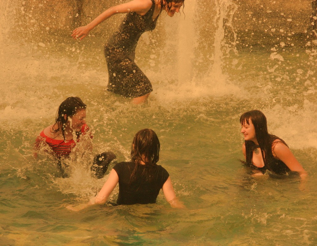 Купаться в одежде. Купаться в одежде. Купание в фонтане в одежде. Купаться в одежде. Девушки купаются в одежде.