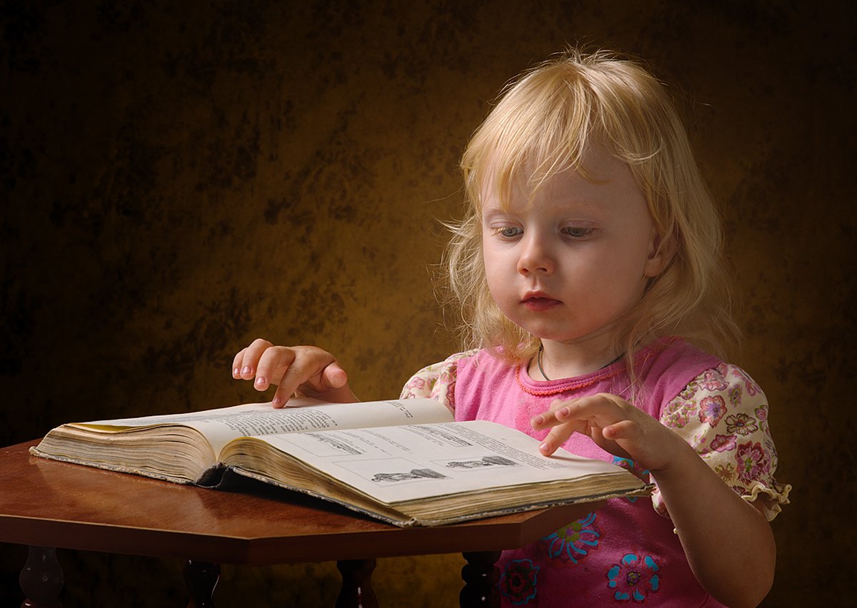 Женщина умеющая читать. Дети читают. Ребенок листает книгу. Малыш листает книжку. Литературное творчество детей.