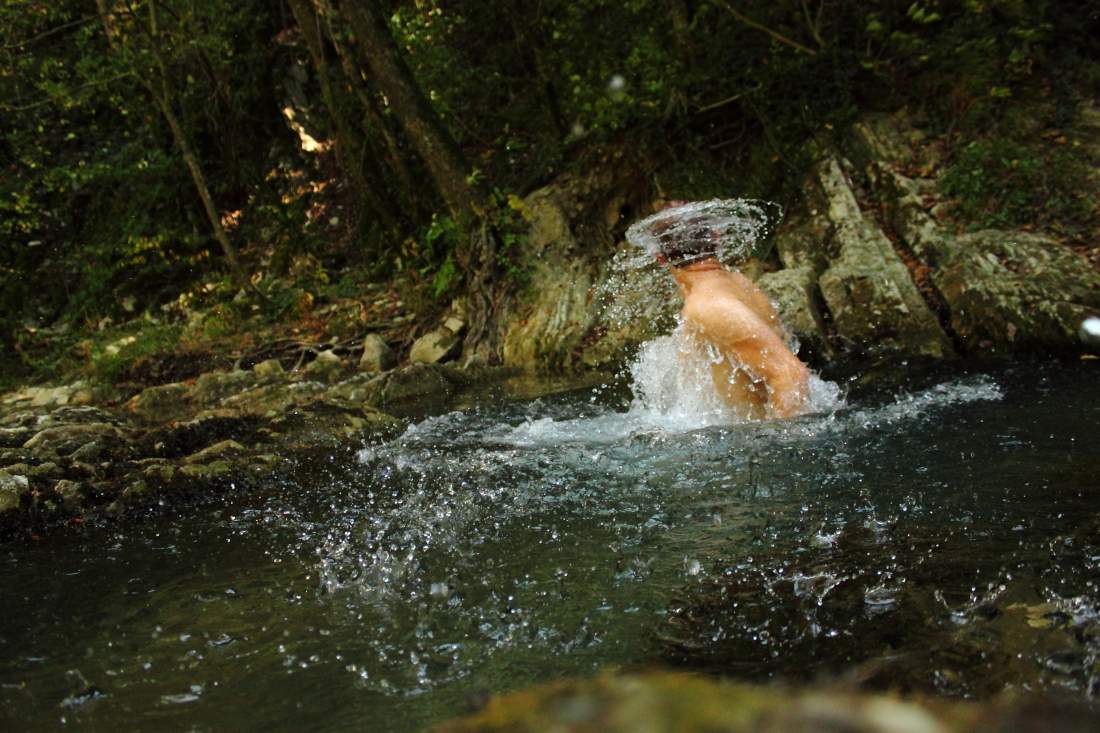 Купание в горной речке фото. Купаемся в горной речке. Купаемся в горной речке. Купание в горной реке грузии. Каньон хашупсе абхазия.
