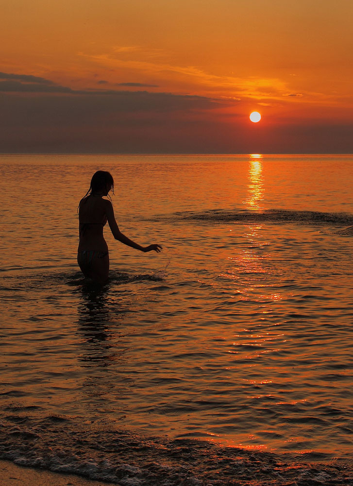 обнимаю теплом души. мужчина и женщина любовь. счастливые мужчина и женщина. влюбленные в поле. красивые жизненные картинки.