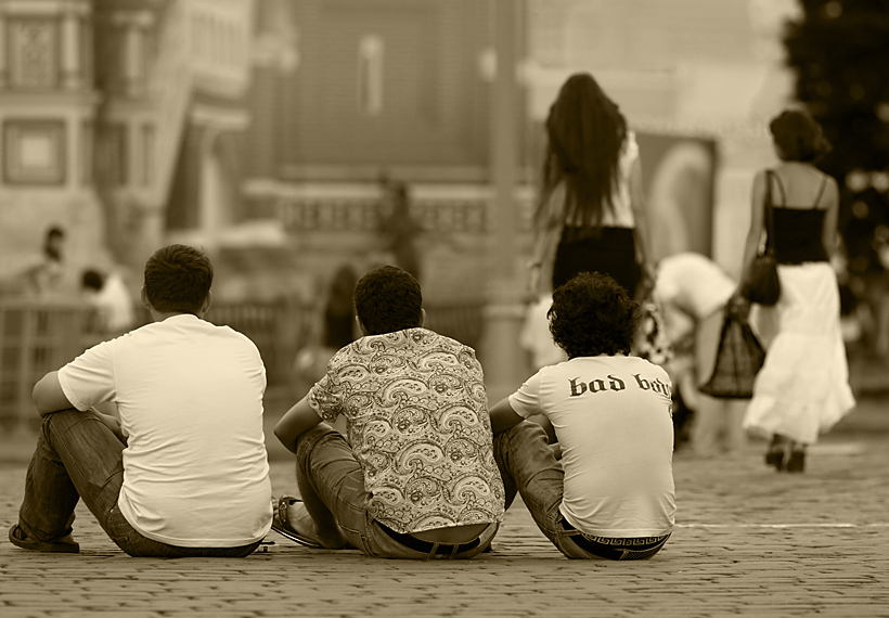 провожая взглядом. провожая взглядом. успешная девушка. девушка провожает парня. парень и девушка.