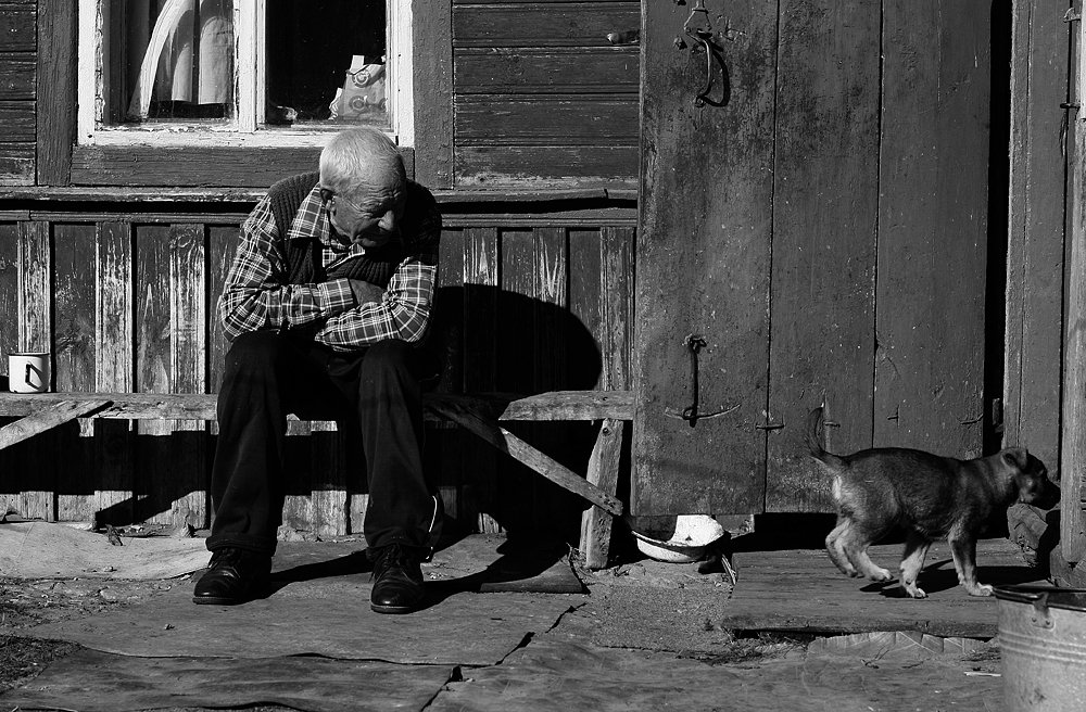 Дед возле. Одинокий дедушка. Одинокие старики в деревне. Старик на крыльце. Старый одинокий дед.